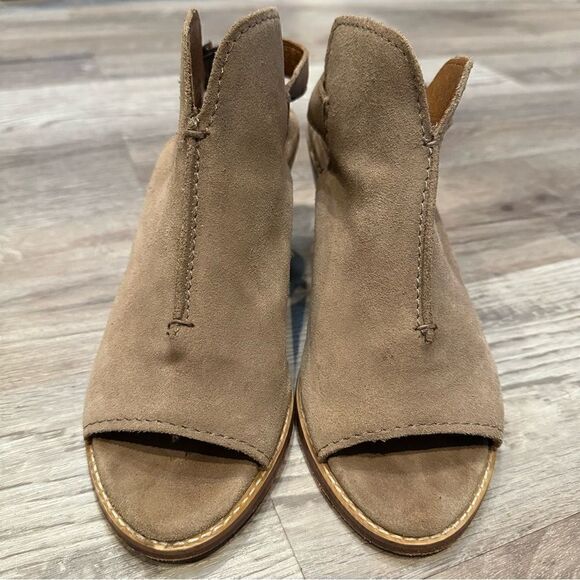 FRYE Bootie Women’s Size 8B Carolina Ash Peep Toe Suede Slingback Beige Neutral - Picture 2 of 10